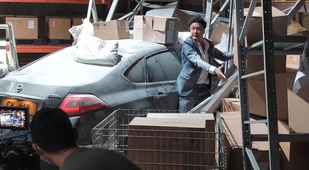 鎮宇所演的警察角色,揸車闖入貨倉拯救城城。 鎮宇所演的警察角色,揸車闖入貨倉拯救城城。