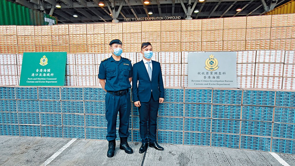 海關港口及海域科海域突擊及策略規劃組高級督察林明康（左）及海關稅收罪案調查科稅收調查第一組高級調查主任林威杰（右）講述案情。