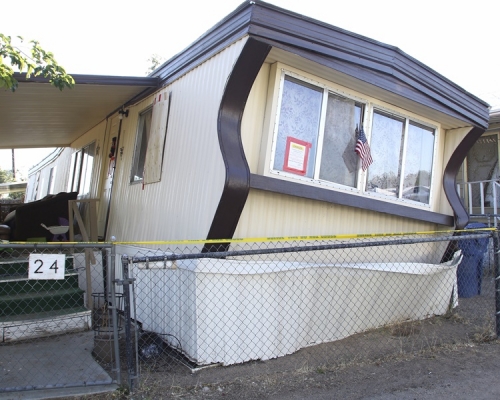 地震导致有房屋斜。AP