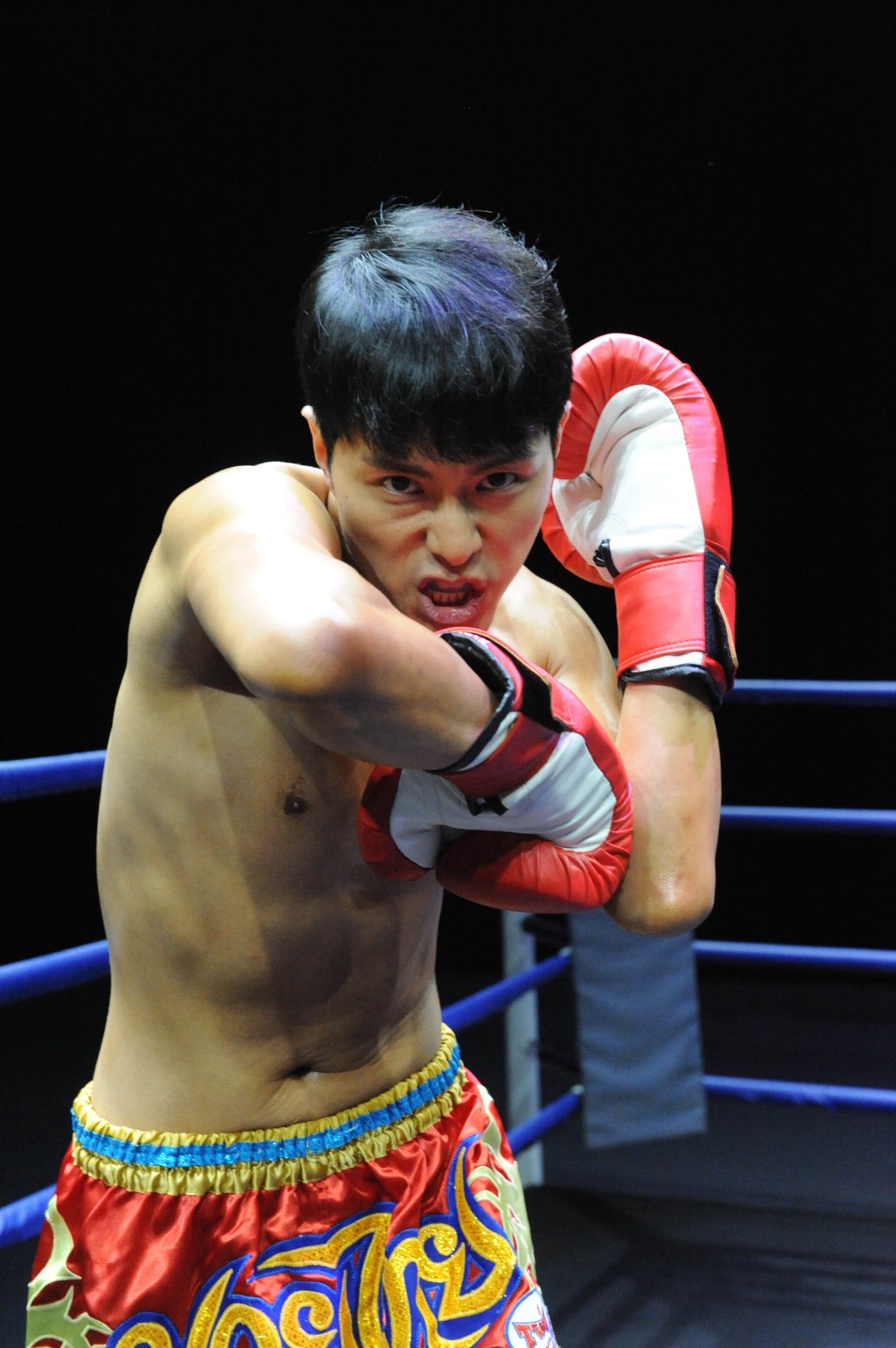 萧正楠在2014年台庆剧《名门暗战》饰演拳击手，用一个半月时间激减30多磅！