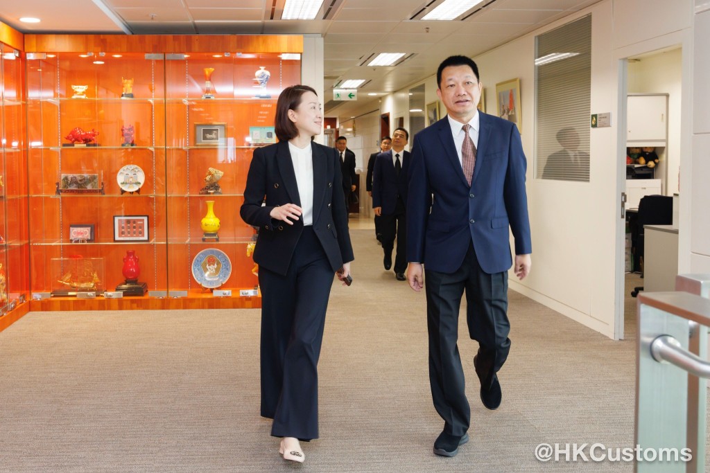 黃埔海關副關長鍾聲(右)與香港海關署理副關長(管制及執法)蔣依莉(左)交流。 黃埔海關副關長鍾聲(右)與香港海關署理副關長(管制及執法)蔣依莉(左)交流。