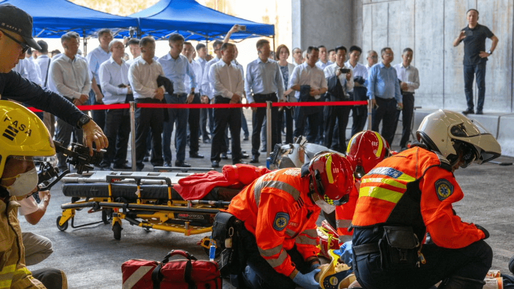 大湾区应急救援单位代表参观纪律部队设施基地，包括消防及救护学院、政府飞行服务队启德分部，以及消防处昂船洲潜水基地等。保安局fb