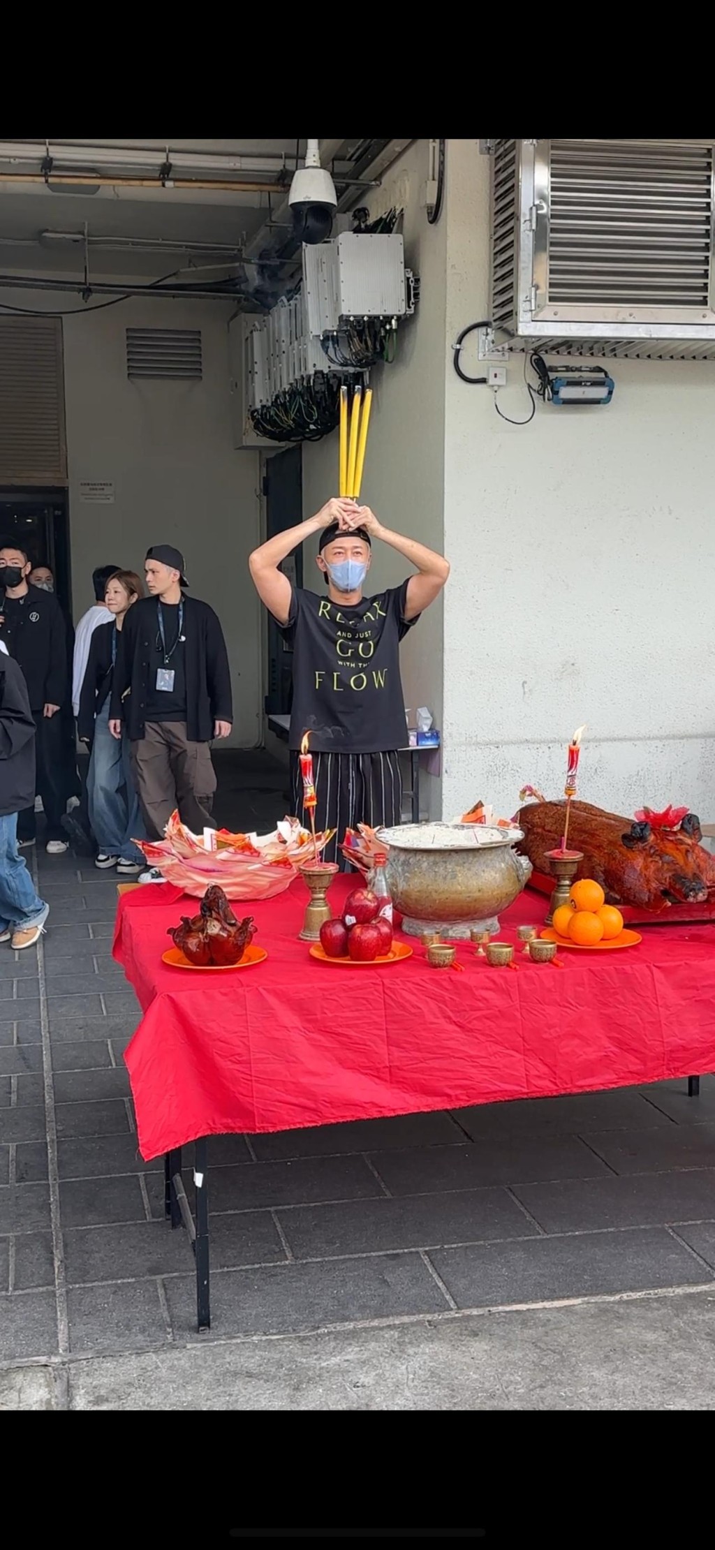 林峯戴帽和口罩上香,祈求演出順利。 林峯戴帽和口罩上香,祈求演出順利。