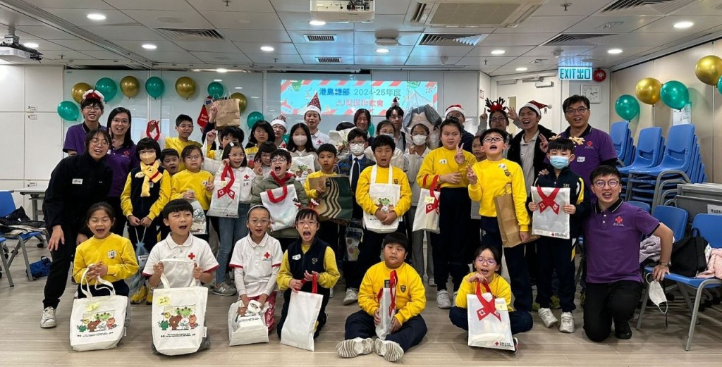 Hovan(後排左一)擔任港島總部少年團助理期間，籌辦少年團聖誕派對。(香港紅十字會提供)