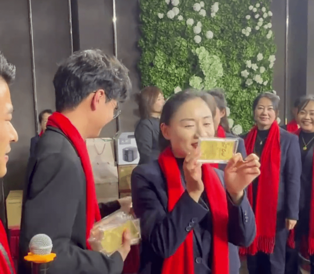 員工尾牙獲贈1克金鈔，笑逐顏開。