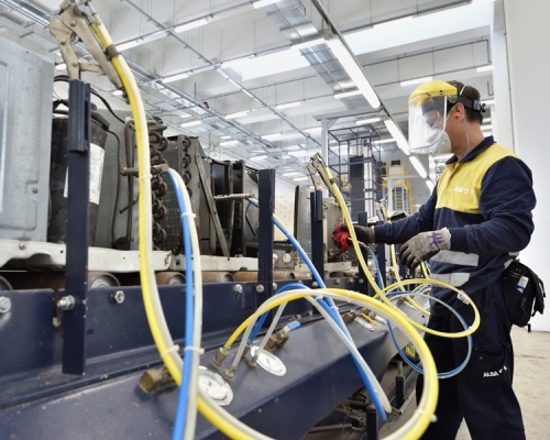 「WEEE‧PARK」透過除毒、拆解和循環再造等工序,把廢電器電子產品轉化為有價值的分類物料。政府新聞處圖片