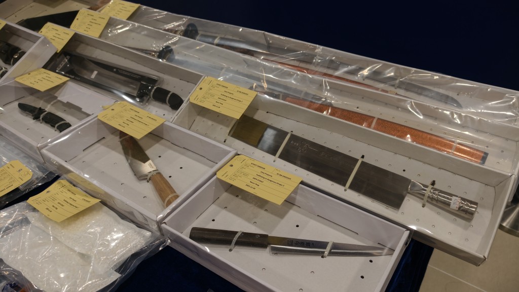 警方在單位內檢獲海洛英及大量武器。黃文威攝 警方在單位內檢獲海洛英及大量武器。黃文威攝