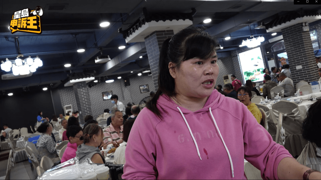餐廳負責人向記者表示這雞種為「茶花雞」,已飼養五至六十日,惟「呢啲雞養唔大㗎」! 餐廳負責人向記者表示這雞種為「茶花雞」,已飼養五至六十日,惟「呢啲雞養唔大㗎」!