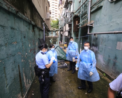 警員封鎖現場調查其間,均穿上保護袍。 梁國峰攝