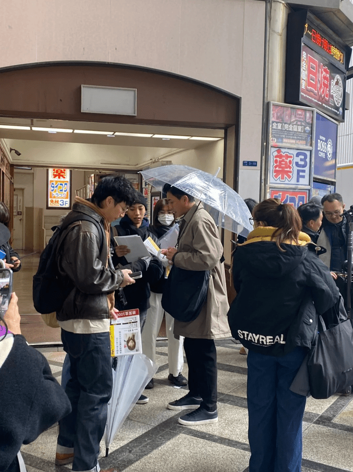 黄宗泽在日本取景，要周街派传单。