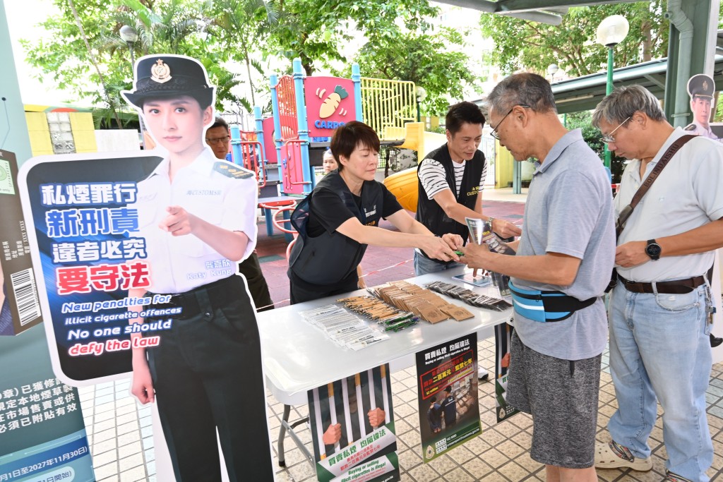 海關人員向居民講解反私煙信息。政府新聞處圖片 海關人員向居民講解反私煙信息。政府新聞處圖片