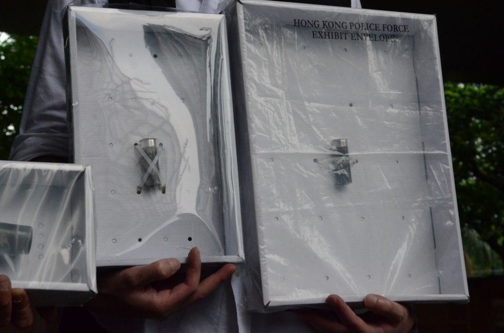 警方檢獲已上膛霰彈槍及7粒子彈。