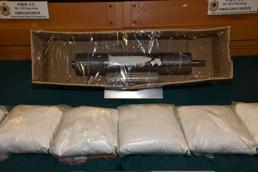 海關在2部壓麵條機的合共4條鐵釉內找到毒品。