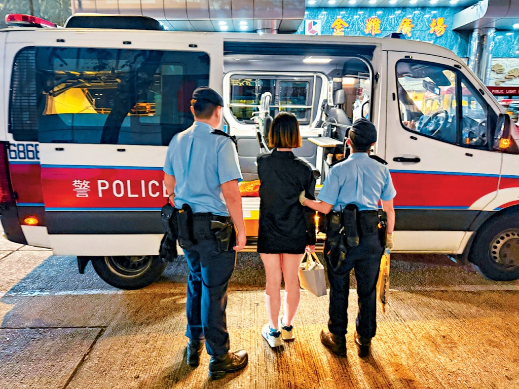 警方大力打擊涉及「太空油毒品」的罪案。圖為早前藏有懷疑「太空油毒品」煙彈的少女被捕。