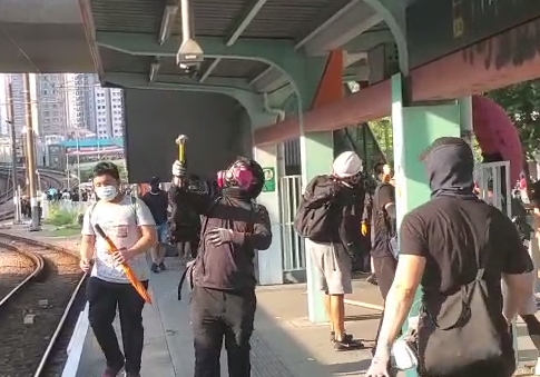 大批黑衣示威者到場。