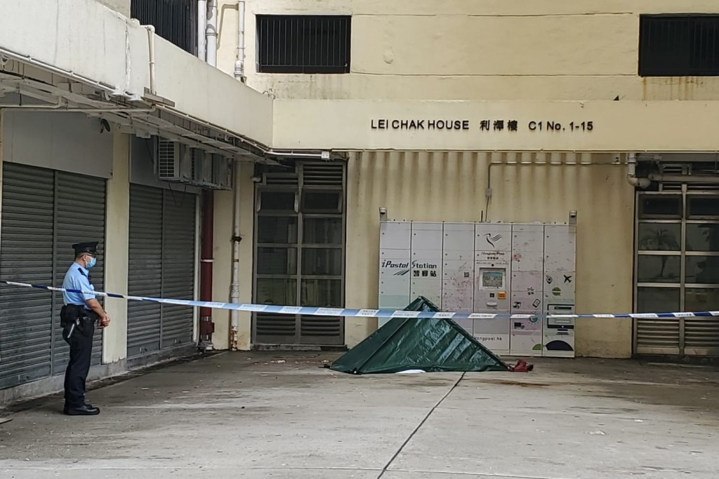 警方用綠色帆布遮蓋屍體。楊偉亨攝