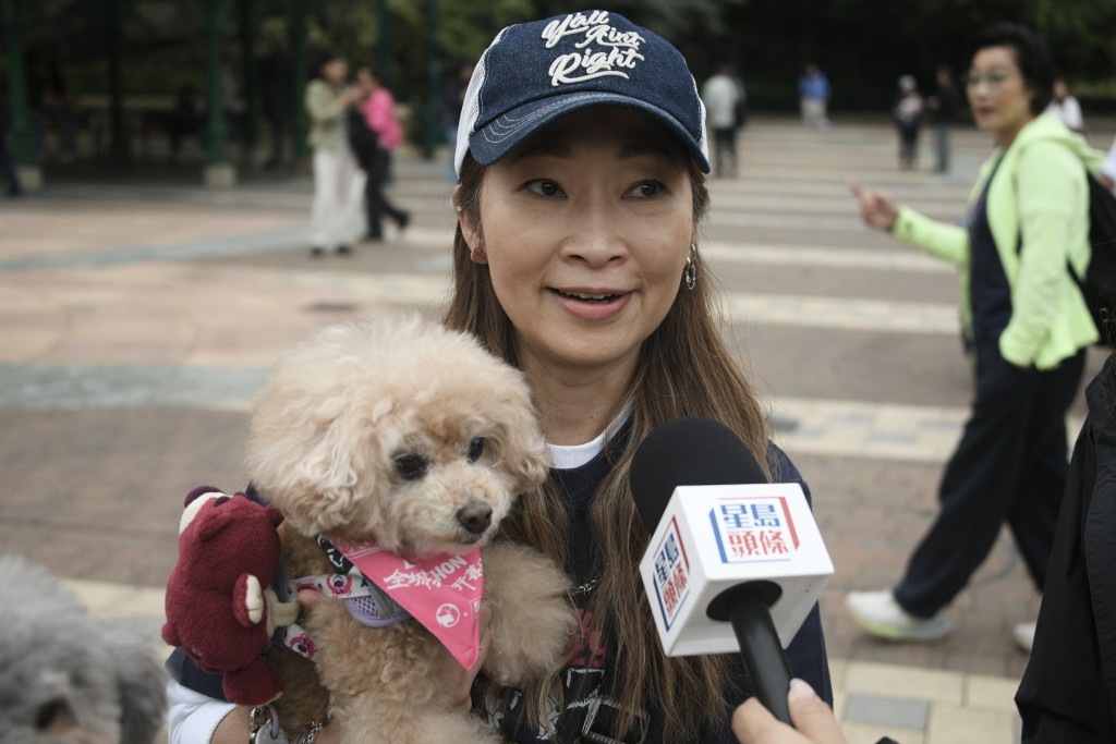 溫小姐帶同愛犬巴斯由黃埔出發,形容首次帶牠乘坐港鐵心情「又開心又興奮」。 溫小姐帶同愛犬巴斯由黃埔出發,形容首次帶牠乘坐港鐵心情「又開心又興奮」。