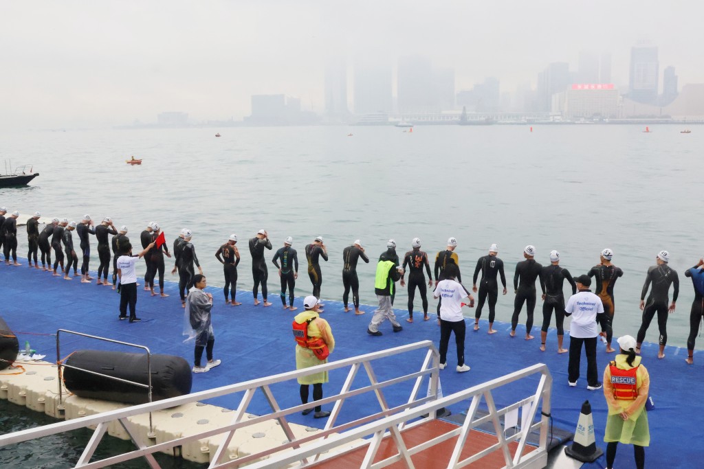 鐵人三項賽事的游泳項目在灣仔海面進行。資料圖片