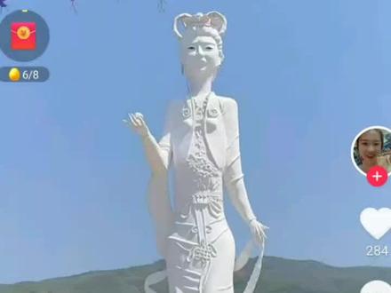 奇丑的“牡丹仙子”雕像。
