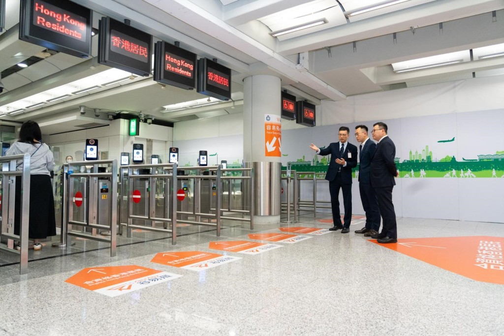 入境處處長郭俊峯及副處長（管制、簽證及證件）程和木日前到不同管制站實地視察及了解準備工作。入境處ig