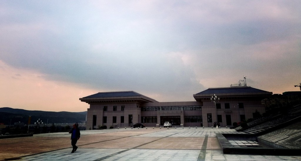 建于政府大楼边的配套建筑，看起来似博物馆，实为卫生站。
