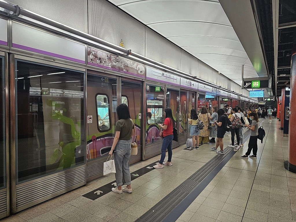 將軍澳線港鐵列車遭塗鴉。fb：香港鐵路動態追蹤組HKRG 《mtr group》