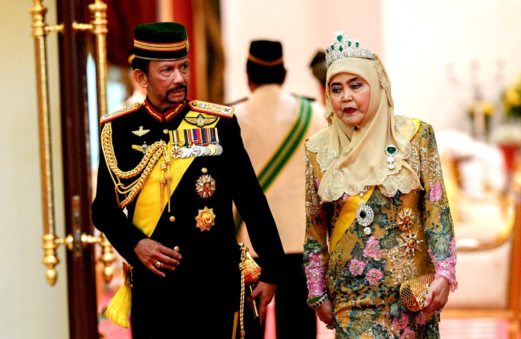 汶萊蘇丹哈山納包奇亞（Sultan Hassanal Bolkiah）(左)。 TWITTER圖