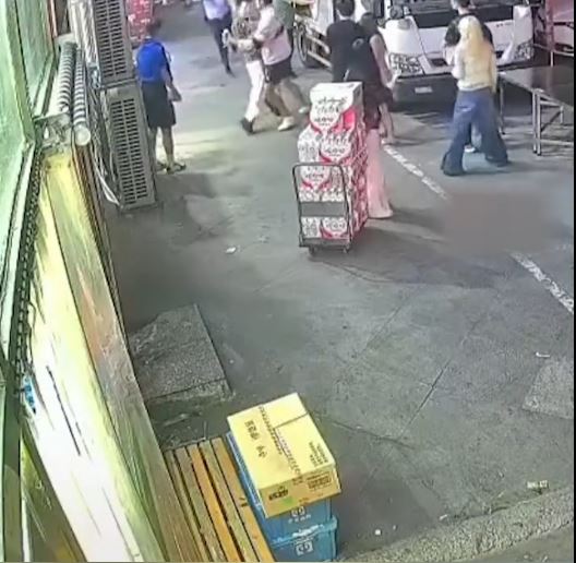 孟先生見小偷逃跑，本能用其1.97米的身軀，協助警察阻截。內蒙古晨報