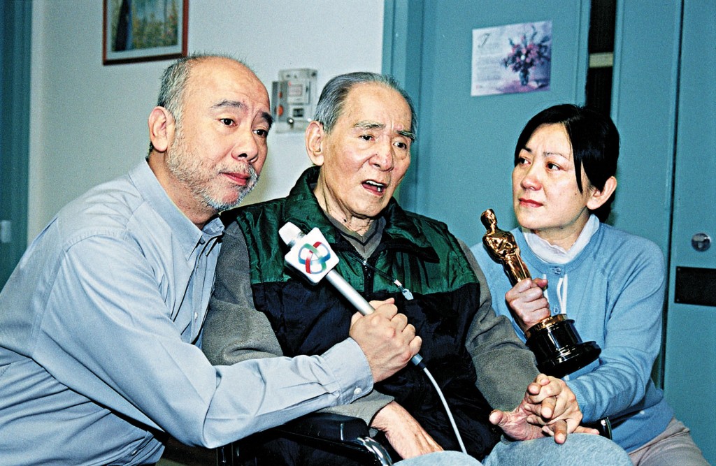 鮑德熹2001年帶着奧斯卡獎座，與家姐鮑起靜一同到醫院探望父親鮑方。