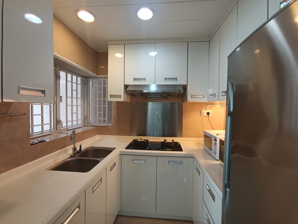 廚房設三邊工作枱及多組廚櫃,備餐及儲物空間充裕。 廚房設三邊工作枱及多組廚櫃,備餐及儲物空間充裕。