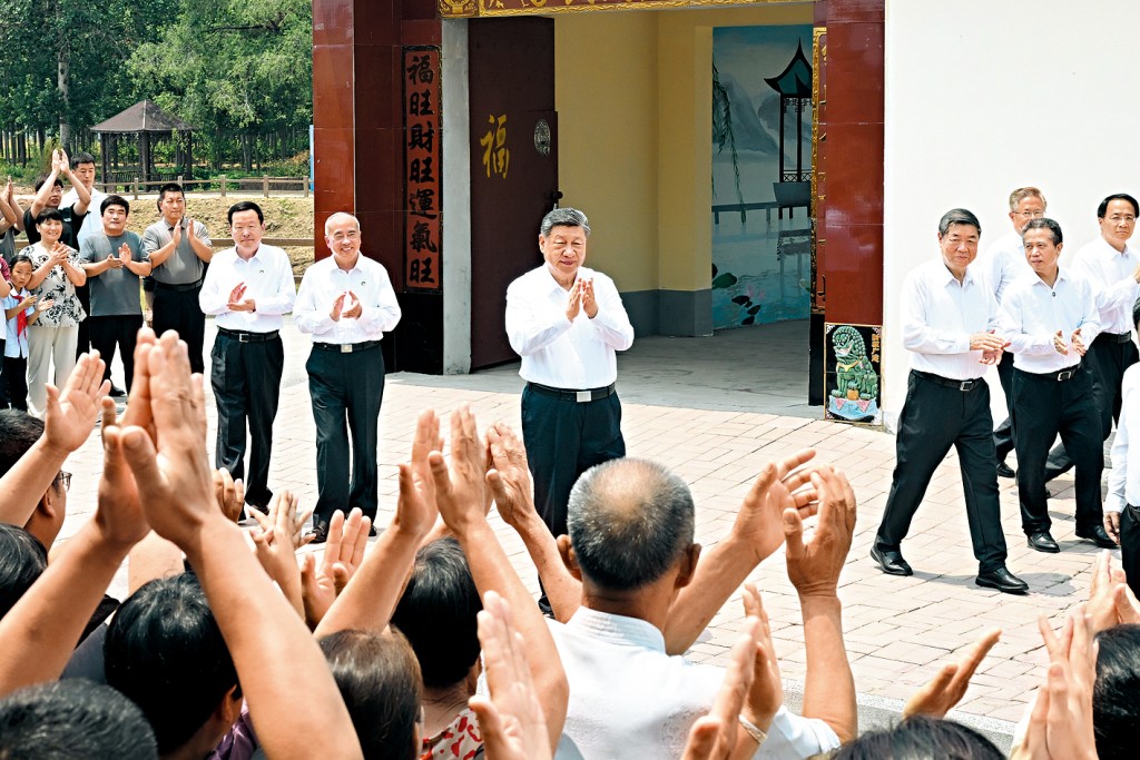 习近平昨日考察山东德州，同村民们亲切交流。