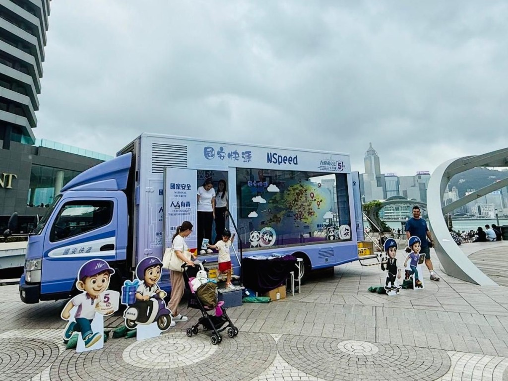 在星光大道,宣傳車吸引大批市民及遊客駐足參與。 在星光大道,宣傳車吸引大批市民及遊客駐足參與。
