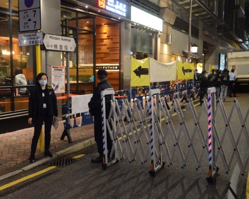 警員在棉登徑拉起封鎖線。