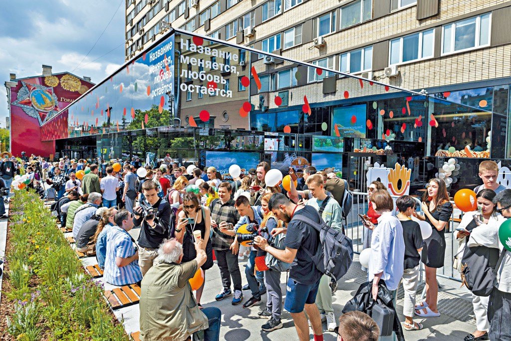 莫斯科首家麦当劳易名Vkusno & tochka后周日开张，顾客在店外排长龙。 