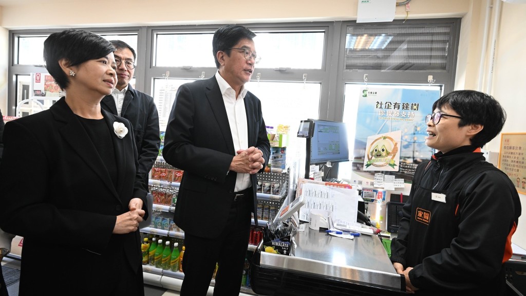 財政司副司長黃偉綸和何永賢今日到過渡性房屋項目「路德會雙魚薈」了解接收受影響居民的情況。黃偉綸fb