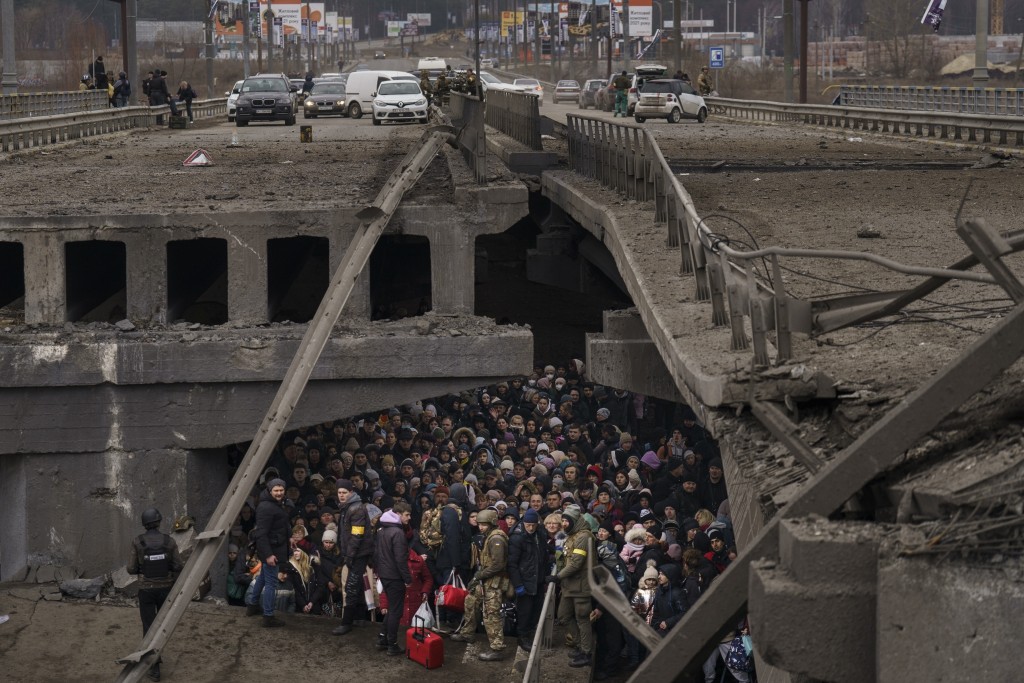 美联社凭拍摄乌克兰战争获得突发新闻摄影奖。美联社