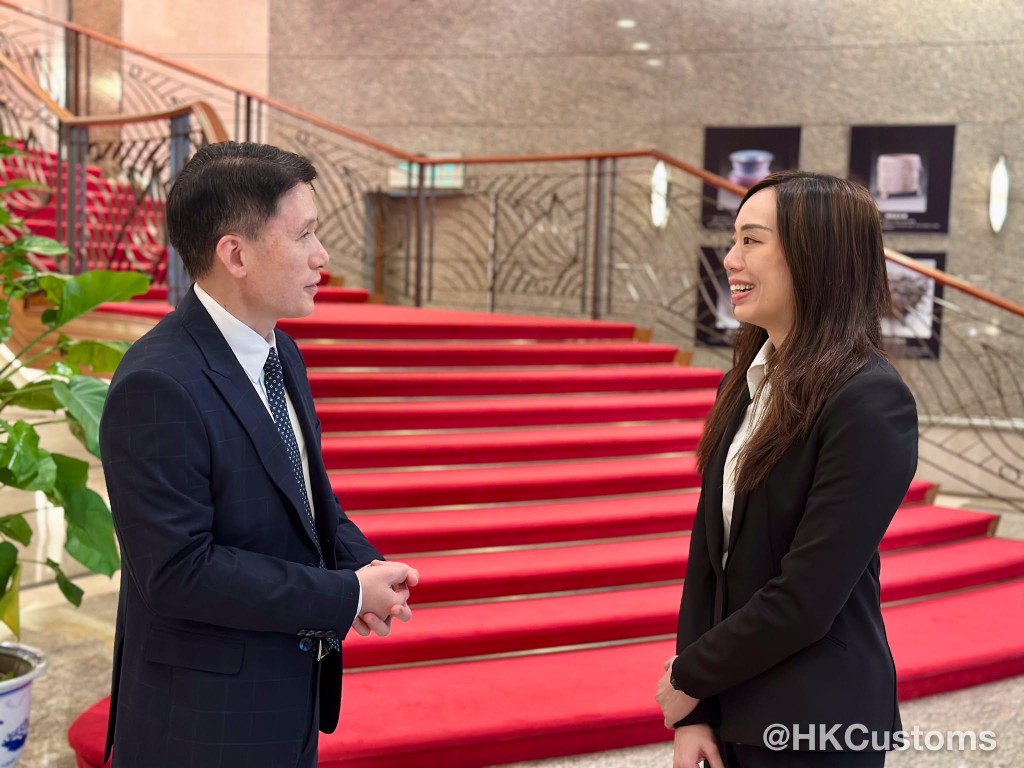 署理海關關長胡偉軍(左)亦親身出席發布儀式,為楊皓兒打氣撐場。 署理海關關長胡偉軍(左)亦親身出席發布儀式,為楊皓兒打氣撐場。