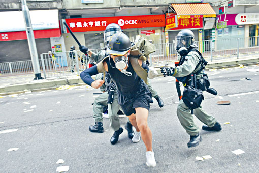 ■早前修例風波,屯門鄉事會路有示威者被防暴警制服。