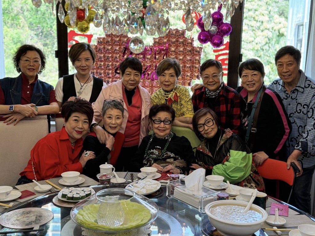 白雪仙的97歲生日，徒弟們上門為她慶祝。