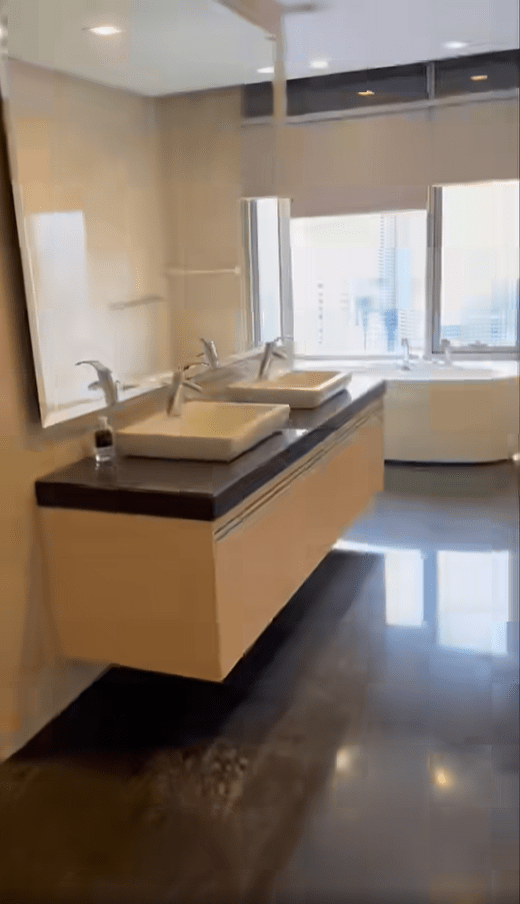 主人厕设有豪宅标准设计双人洗手盘，另有大浴缸放于落地窗前。