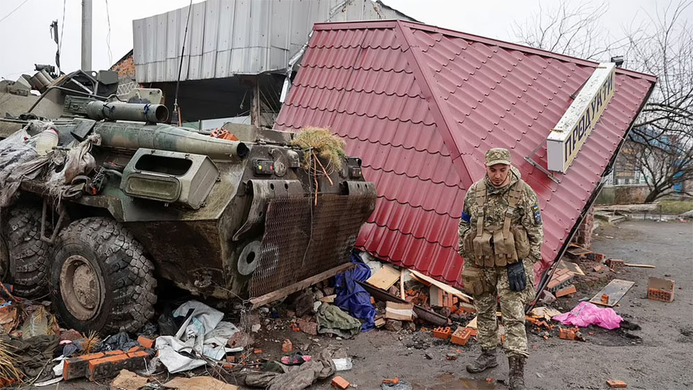 乌军士兵在新巴桑检视一批烧毁的俄军装甲车。路透社图片