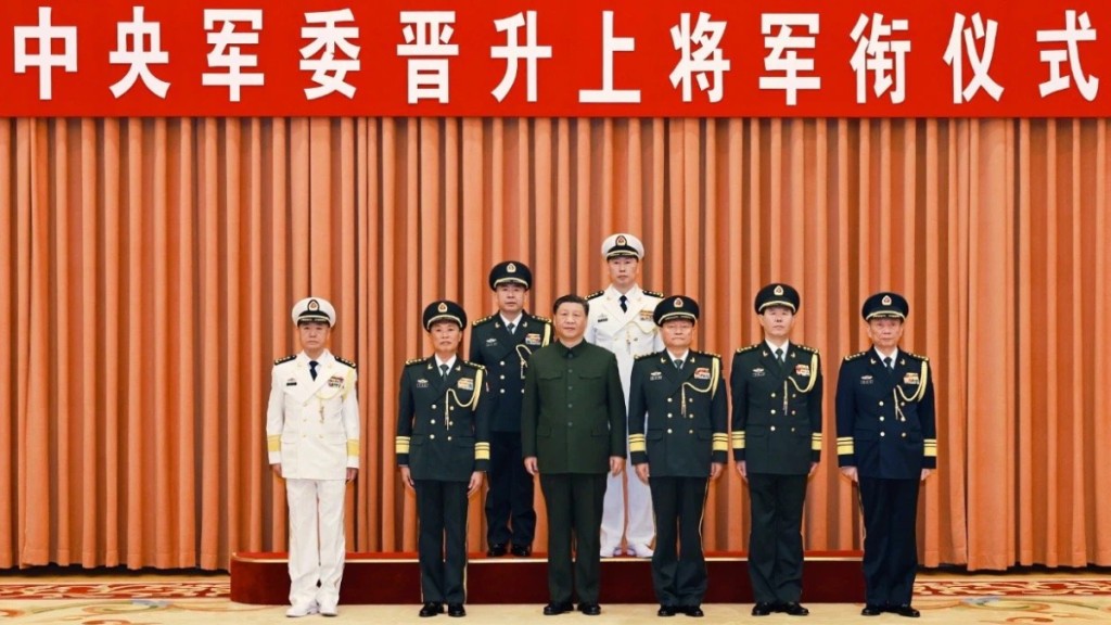 海军司令员胡中明(后右)昨天晋升为上将。