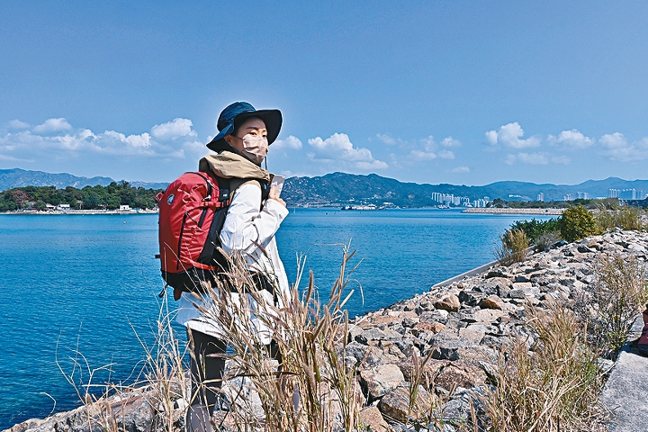 沿着欣澳灣的海邊走,經過鹿頸村及鹿頸碼頭,便可來到長索島。