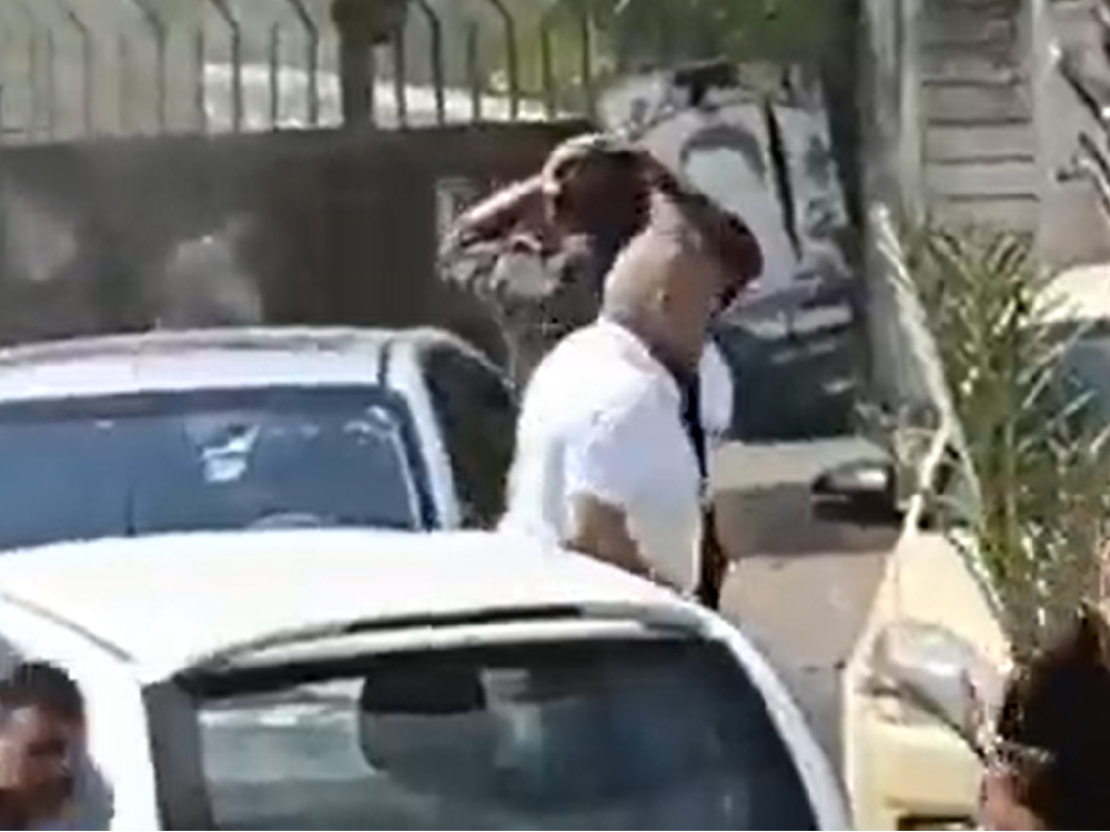 爆炸後,有旁觀者不知所措。 (片段截圖)