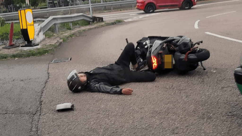 鐵騎士人仰車翻受傷送院。網上圖片