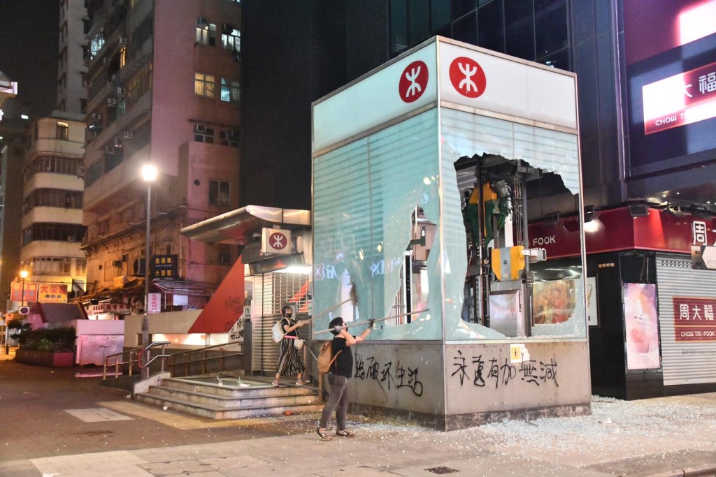示威者破壞旺角站玻璃。