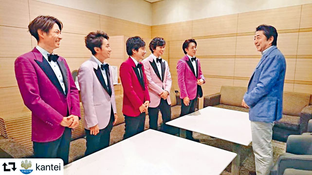 嵐前晚在東京巨蛋球場開騷，獲首相安倍晉三捧場。