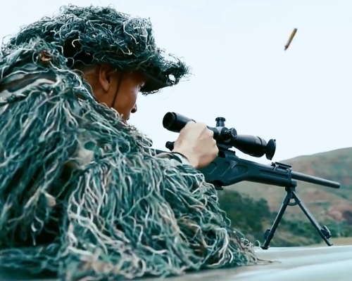 駐港部隊狙擊手近日進行實彈射擊訓練的片段公開。影片截圖