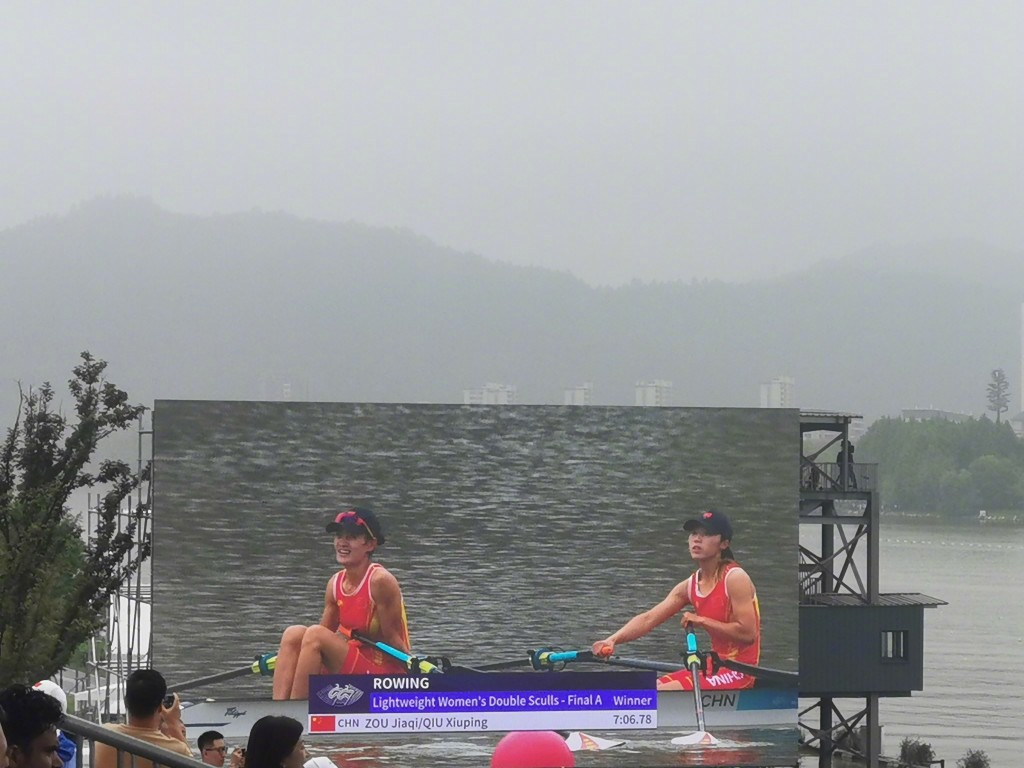 邹佳琪和邱秀萍合作夺得杭州亚运会第一面金牌。微博
