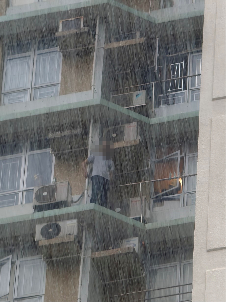 男子危站逾一日，期间历经风雨交加，险象环生。资料图片